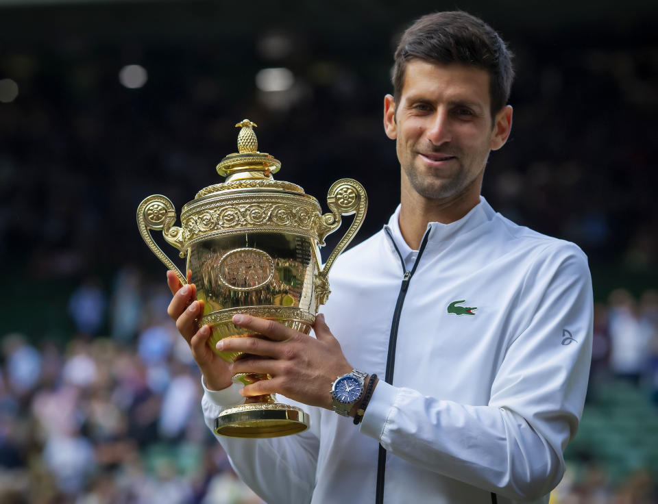*ARQUIVO* LONDRES,  REINO UNIDO - 14.07.2019: Novak Djokovic com o trof&#xe9;u da final do torneio de T&#xea;nis de Wimbledon. (Foto: Shaun Brooks/Action Plus/DiaEsportivo/Folhapress)