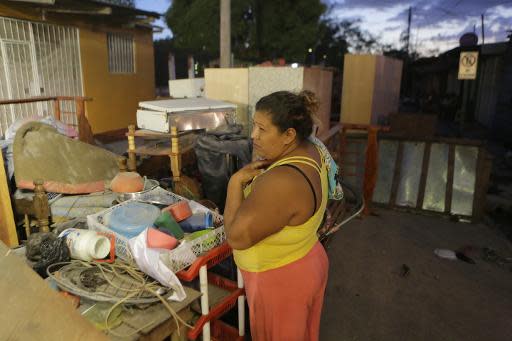 Una mujer espera que las autoridades la lleven a un refugio luego de que un sismo destruyera su casa en Managua el 11 de abril de 2014 (AFP | Inti Ocon)