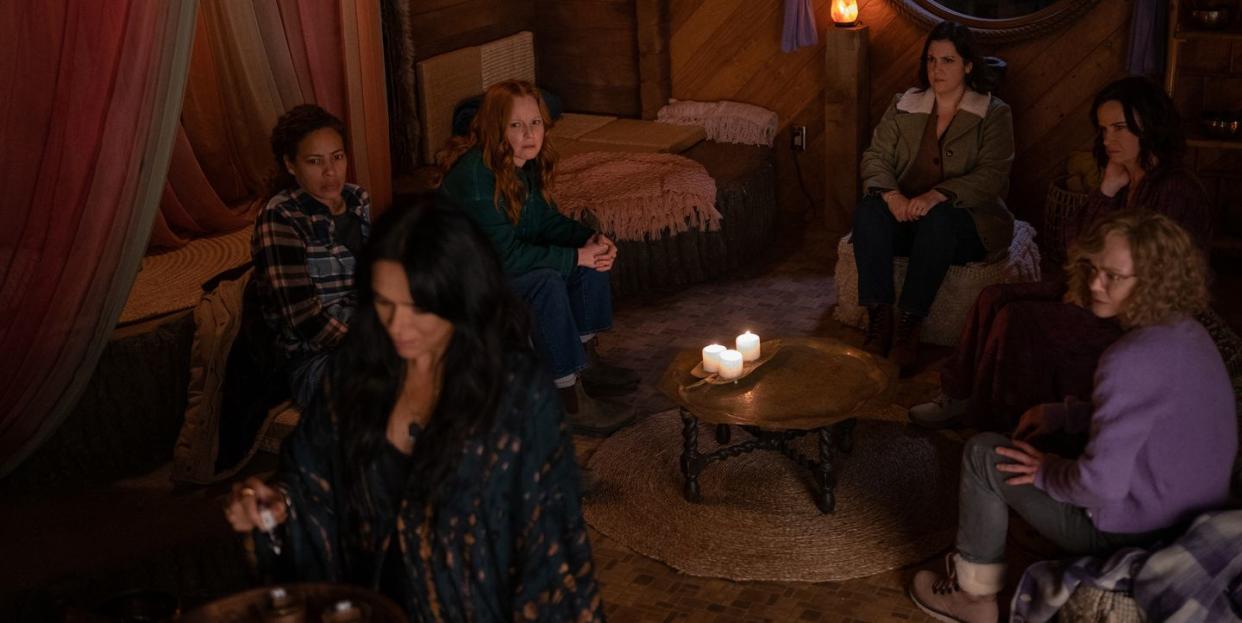 l r simone kessell as lottie, tawny cypress as taissa, lauren ambrose as van, melanie lynskey as shauna, juliette lewis as natalie and christina ricci as misty in yellowjackets, 