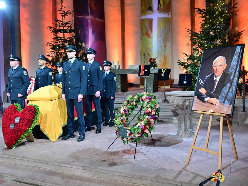 Der Sarg von Wolfgang Schäuble in der evangelischen Stadtkirche von Offenburg. (Bild: imago/epd)