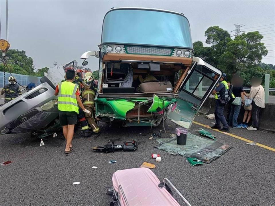 國道3號南下264公里處21日上午發生遊覽車與自小客車擦撞，造成4死22傷的嚴重事故。(國道公路警察局提供)