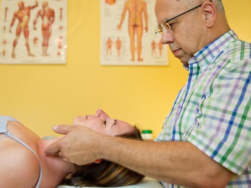 Nicht die Symptome sondern die Ursache von Beschwerden will der Osteopath und Vorsitzende des BVO e.V., Georg Schöner, bei den Behandlungen in seiner Praxis beheben. Foto: Daniel Karmann