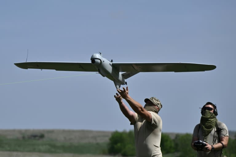 Un soldat ukrainien lance un drone de reconnaissance Leleka près de Tchassiv Iar, dans la région de Donetsk (est de l'Ukraine), le 27 avril 2024 (Genya SAVILOV)