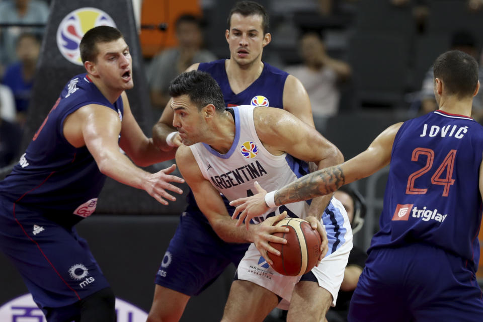 El argentino Luis Scola se abre paso entre defensores serbios en el partido por los cuartos de final de la Copa del Mundo de baloncesto, en Dongguan, China, el martes 10 de septiembre de 2109. Argentina venció a Serbia por 97-87. (AP Foto/Ng Han Guan)