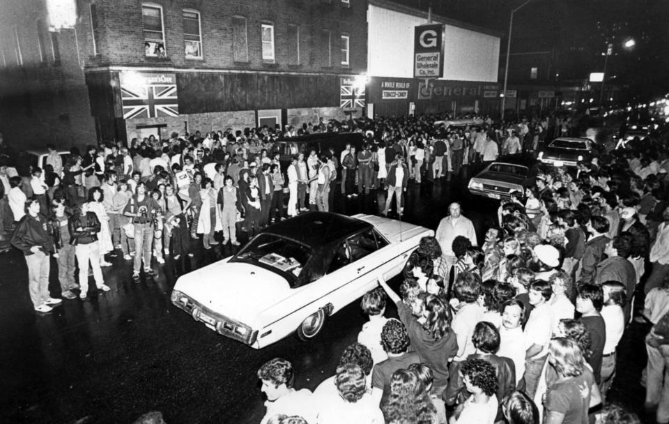 Crowds gather outside Sir Morgan’s Cove on Sept. 14, 1981, the night of the infamous Rolling Stones concert.