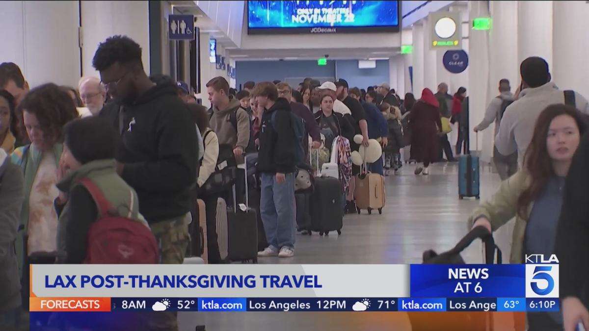 Travelers return after Thanksgiving trips