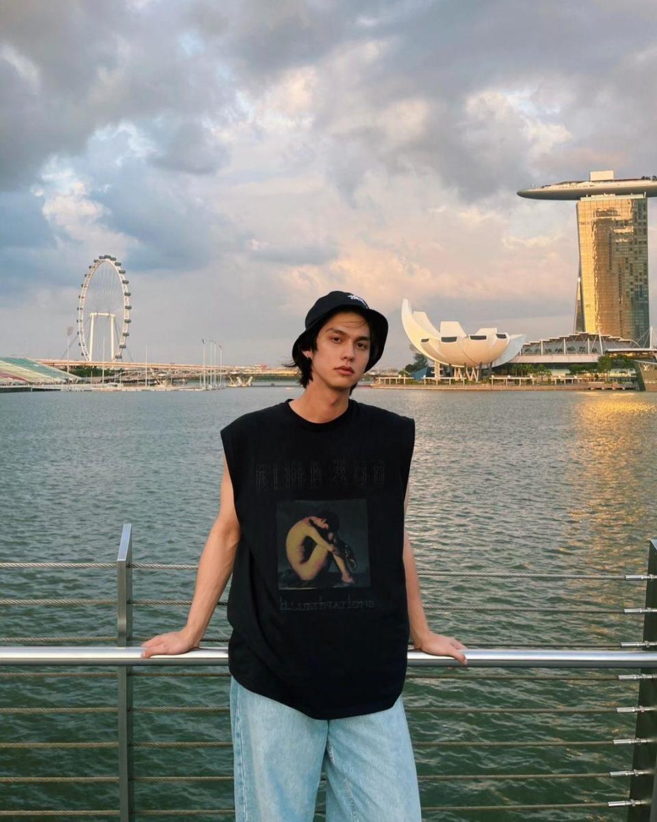 Bright最近和家人到新加坡旅遊，有不少當地粉絲巧遇。（翻攝自Bright Instagram）