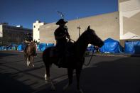 <p>Eine Obdachlosenkrise beispiellosen Ausmaßes erschüttert derzeit die Westküste Amerikas. Im Skid-Row-Viertel im Zentrum von Los Angeles patrouillieren Polizisten auf Pferden in der „Straße der Verlorenen“ vor den Zelten der Obdachlosen. (Bild: AP Photo/Jae C. Hong) </p>