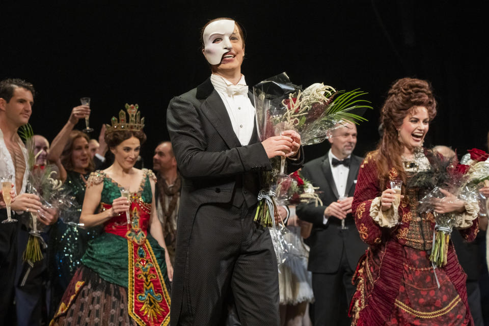 El elenco del musical "El fantasma de la ópera" se despide del público tras la última función de Broadway en el Teatro Majestic, el domingo 16 de abril de 2023, en Nueva York. (Foto de Charles Sykes/Invision/AP)