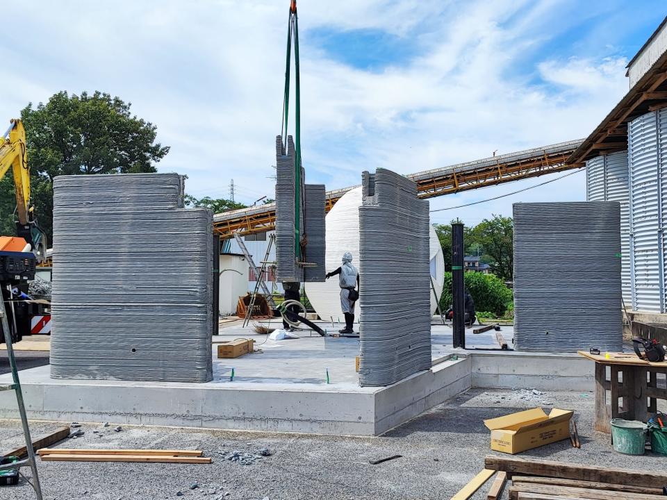 A crane lower the wall of an incomplete Serendix 50