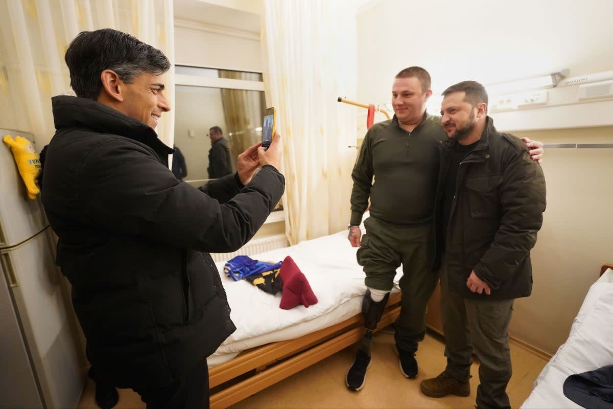 Prime Minister Rishi Sunak takes a picture of a wounded war veteran with President Volodymyr Zelensky (PA)