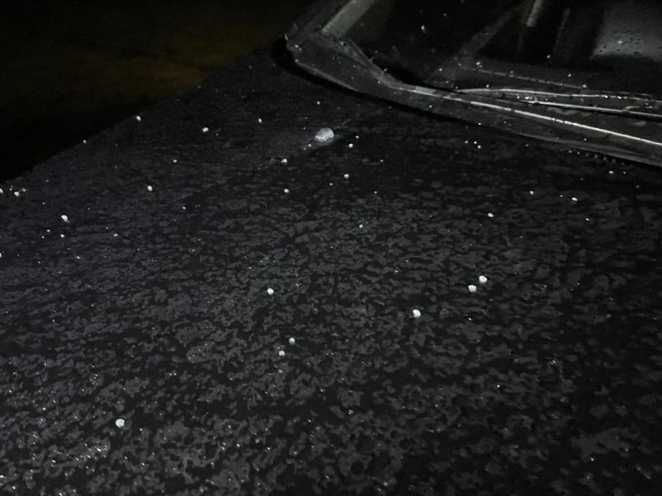 馬祖北竿22日晚間20時30分罕見出現雨夾冰霰的天氣現象。圖/取自氣象署馬祖站粉專