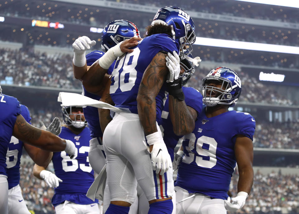 Tight end Evan Engram #88 of the New York Giants celebrates with teammates after his first quarter touchdown against the Dallas Cowboys at AT&T Stadium on September 08, 2019 in Arlington, Texas. (Photo by Ronald Martinez/Getty Images)