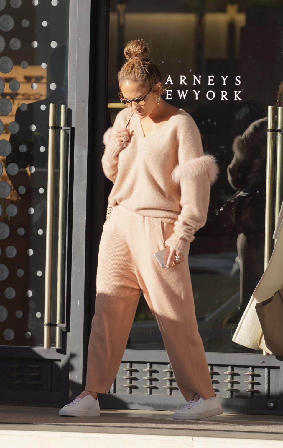 <p>Jennifer Lopez setzte beim Shopping in Beverly Hills im pinken Zweiteiler aus Sweatpants und Cashmere-Sweater mit Fell-Details auf Gemütlichkeit. (Bild: Splash News) </p>
