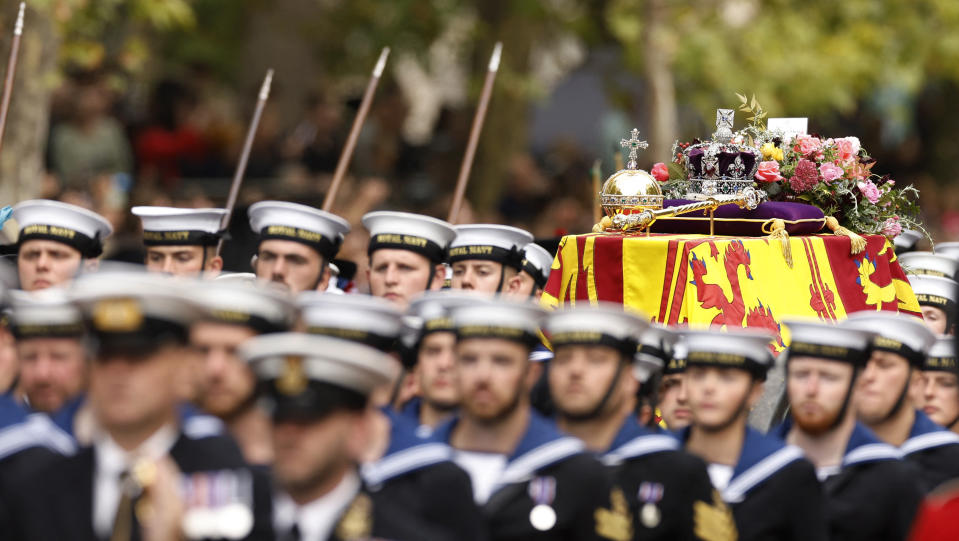 <p>The coffin of Britain's Queen Elizabeth is pulled along The Mall by Royal Navy service personnel during the funeral procession, on the day of the state funeral and burial of Britain's Queen Elizabeth, in London, Britain, September 19, 2022 REUTERS/Peter Cziborra</p> 