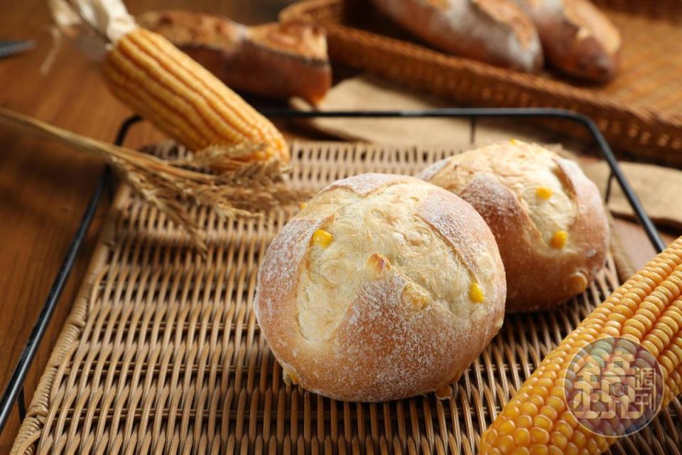 秋冬限定的「十勝45％黃金玉米麵包」裡使用滿滿的十勝玉米粒，帶有青草味的甘甜。（45元／個）