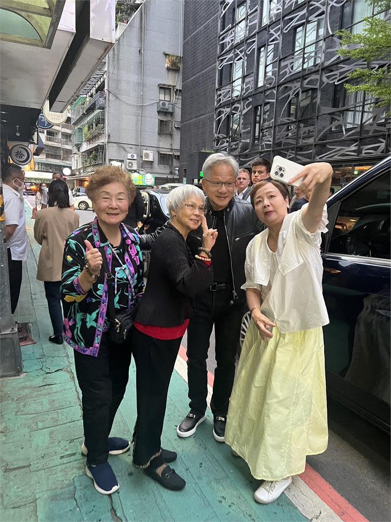 快新聞／半導體巨頭私廚會！黃仁勳超親民合照　83歲阿嬤嗨翻：我是他粉絲