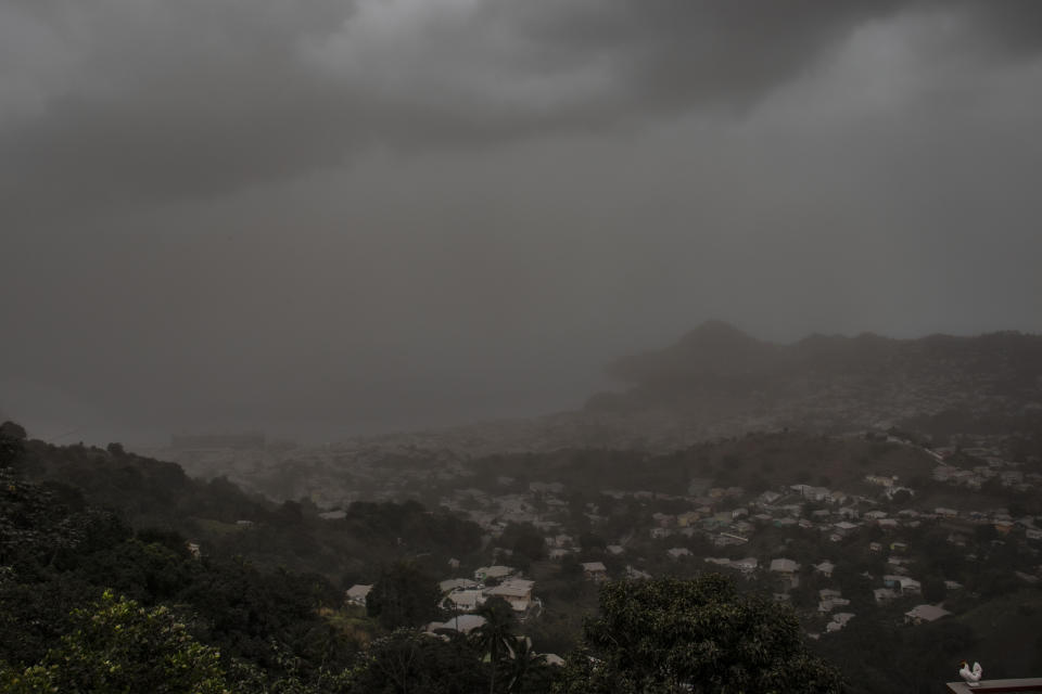 Una nube de ceniza volcánica cubre Kingstown, la capital de San Vicente y las Granadinas, el sábado 10 de abril de 2021, un día después de la erupción del volcán La Soufriere. (AP Foto/Lucanus Ollivierre)