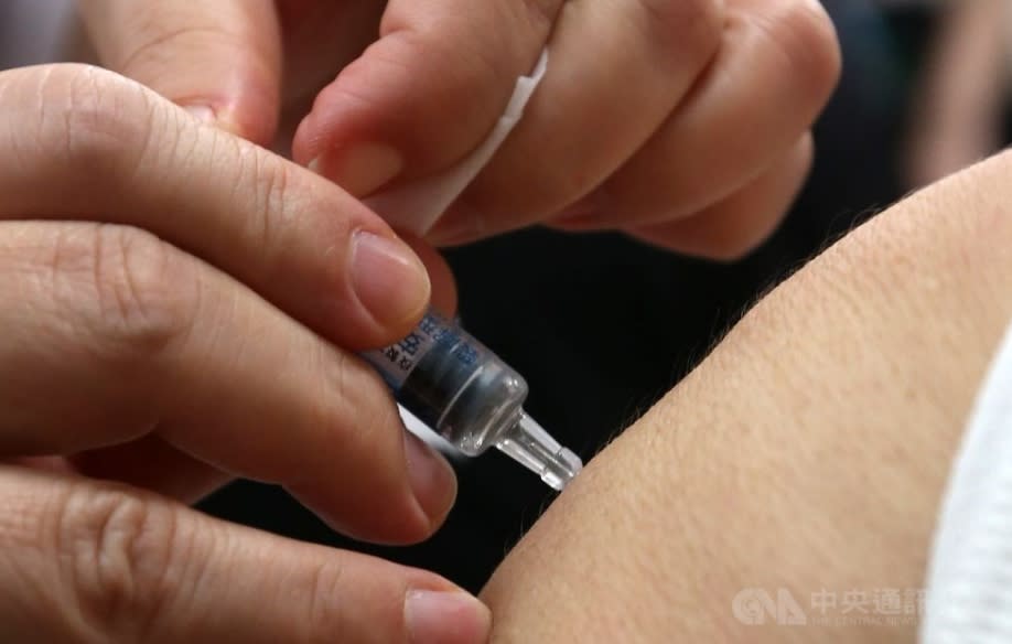 中央流行疫情指揮中心今天宣布，原暫緩接種公費流感疫苗的健康中年人（50至64歲），自12月1日起恢復接種。(檔案照)