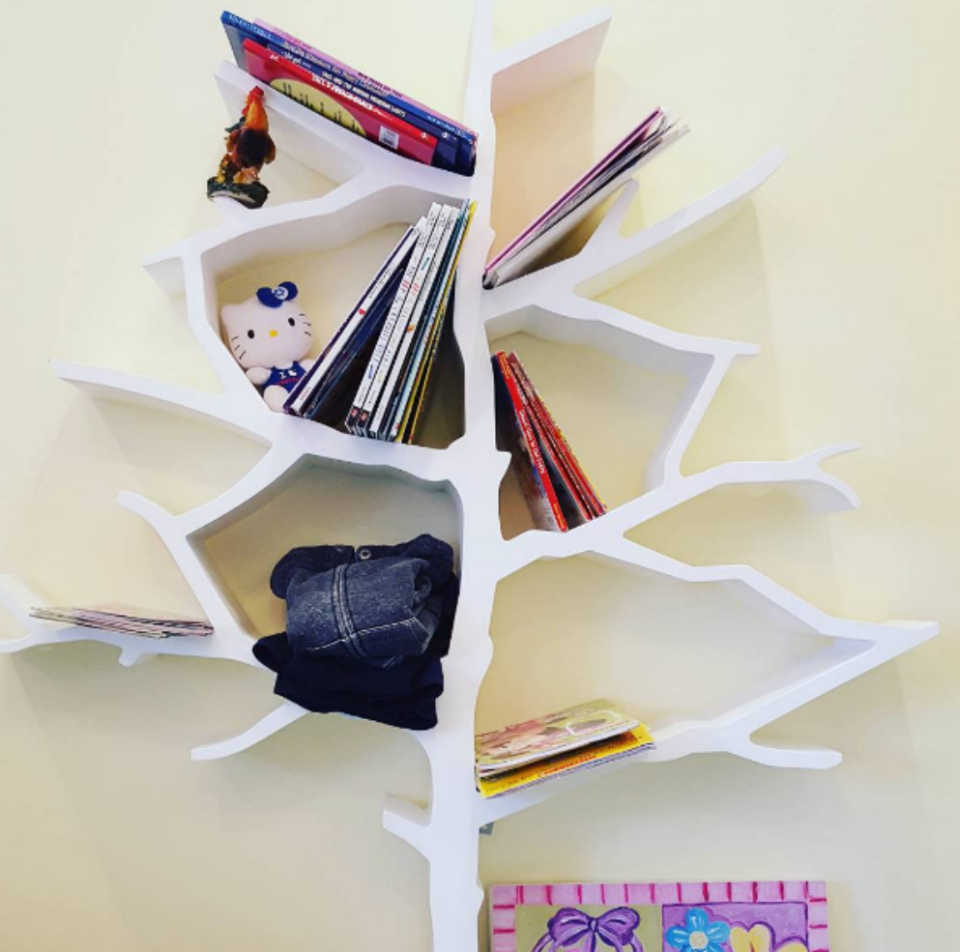 <p>Las librerías con forma de árbol están de moda, como la que creó Shawn Sho: “Un árbol se convierte en libro, y el libro se convierte en árbol”, así entiende ella su obra. (Foto: Instagram / @rivkybreuer). </p>