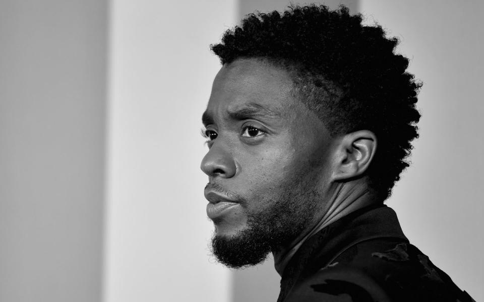 Sein Tod schockierte die Welt: Schauspieler Chadwick Boseman, als "Black Panther" im gleichnamigen MArvel-Superheldenabenteuer gefeiert, starb am 28. August im Alter von nur 43 Jahren. Er und viele weitere Persönlichkeiten aus Film, Fernsehen, Musik, Sport und Politik schieden in den ersten neun Monaten des Jahres 2020 bereits aus dem Leben. (Bild: Gareth Cattermole/Getty Images for Disney)