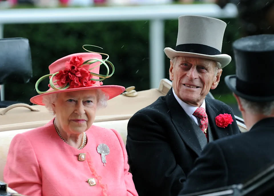 Queen Elizabeth II und Prinz Philip, Herzog von Edinburgh 2011 in einer offenen Kutsche bei der Ankunft zum Ladies Day beim Royal Ascot. (Anwar Hussein/WireImage)