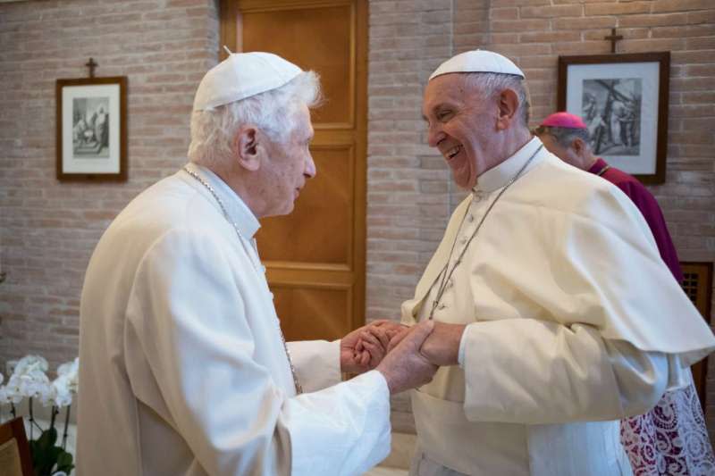 前教宗本篤十六世（Pope Benedict XVI，圖左）與教宗方濟各（Pope Francis）。（AP）