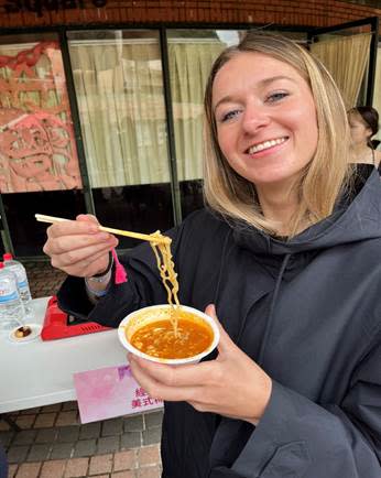 國際嘉年華活動內容豐富，法國交換生品嘗經典韓式泡麵，體驗不同文化。（世新大學提供）