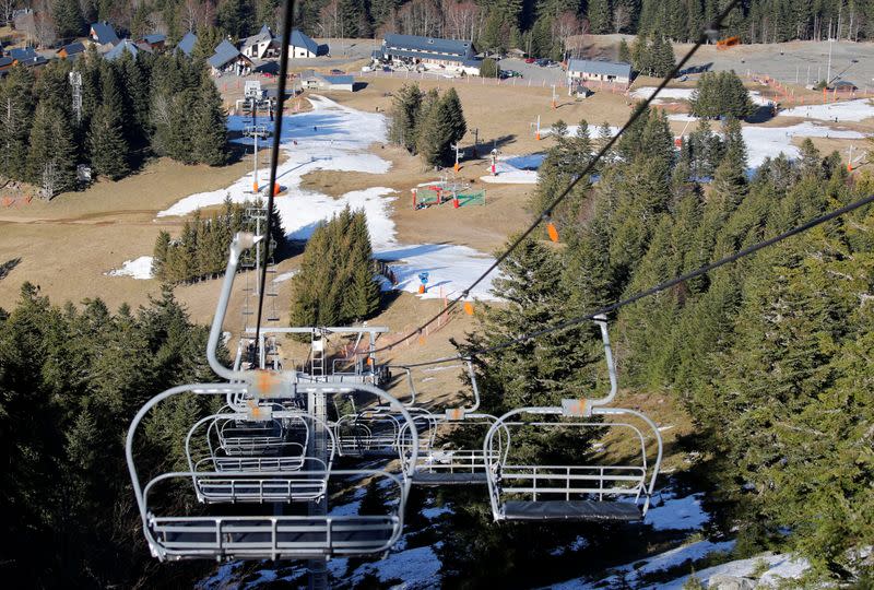 Una vista general muestra la estación de esquí de The Mourtis, ya que las pistas de esquí están cerradas por falta de nieve en Boutx, Francia, el 10 de febrero de 2020