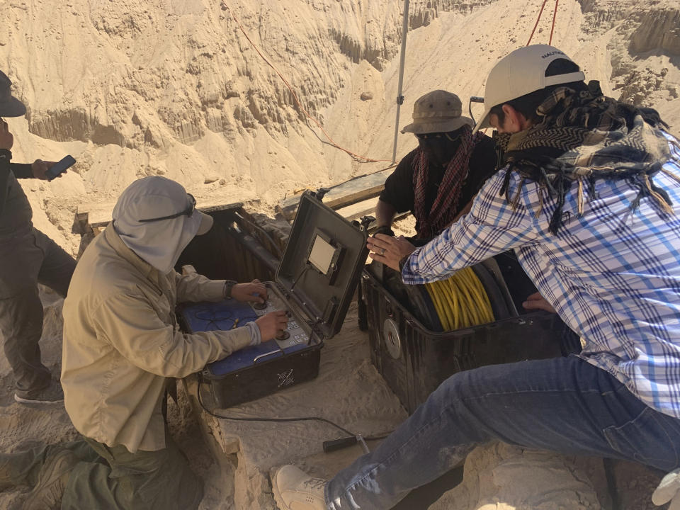 En esta imagen sin fechar proporcionada por el Servicio de Control de Inmigración y Aduanas de Estados Unidos, operarios siguen trabajando en un túnel incompleto pensado para el contrabando entre México y Estados Unidos hallado en Arizona. (Foto cortesía de ICE vía AP)