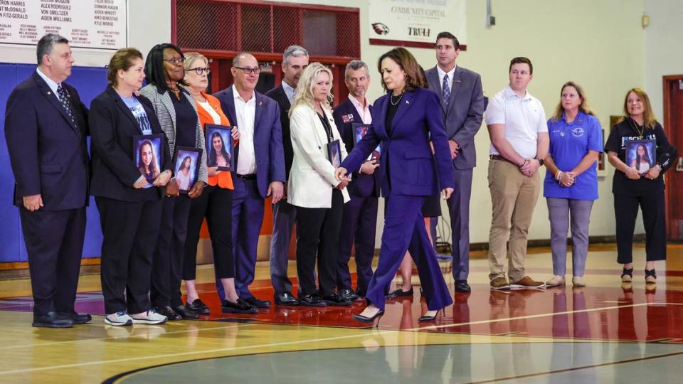 La vicepresidenta Kamala Harris marchándose después de hablar con los medios de comunicación en Marjory Stoneman Douglas High School en Parkland, la Florida, el sábado 23 de marzo de 2024. La vicepresidenta y la Oficina de Prevención de la Violencia Armada de la Casa Blanca se reunieron con familias cuyos seres queridos fueron asesinados durante el tiroteo masivo de 2018 que se cobró la vida de 14 estudiantes y tres miembros del personal.