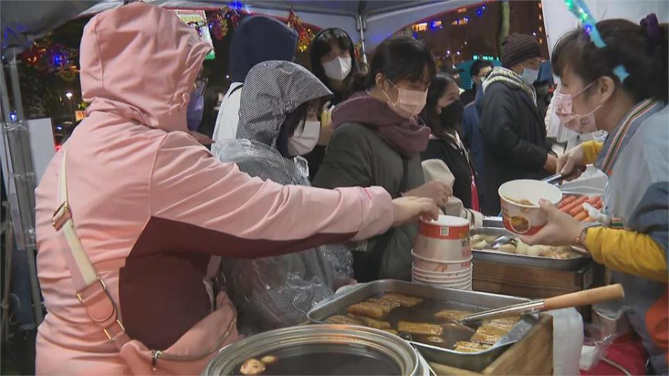 人潮湧入101周邊　熱狗滷味賣百份.雨傘賣5百支