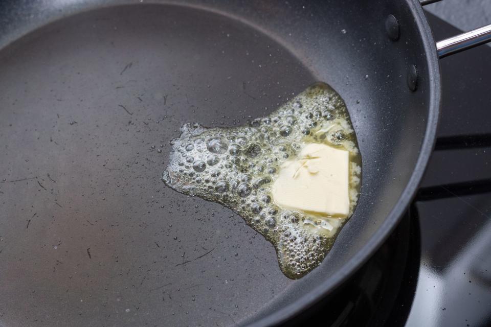 Zum Anbraten von Fisch und Fleisch können Sie bedenkenlos Butter verwenden. Die Ayurveda-Lehre empfiehlt allerdings, stattdessen das Speisefett Ghee zu nutzen. (Bild: iStock / Vincent Scherer)