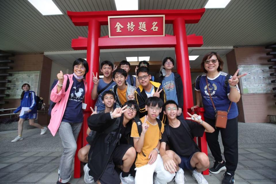 國中教育會考19日結束兩天的試程，在台北市華江高中試場的考生們步出校門，考生們開心地在「金榜題名」鳥居前合影，臉上露出如釋重負的笑容。（黃世麒攝）