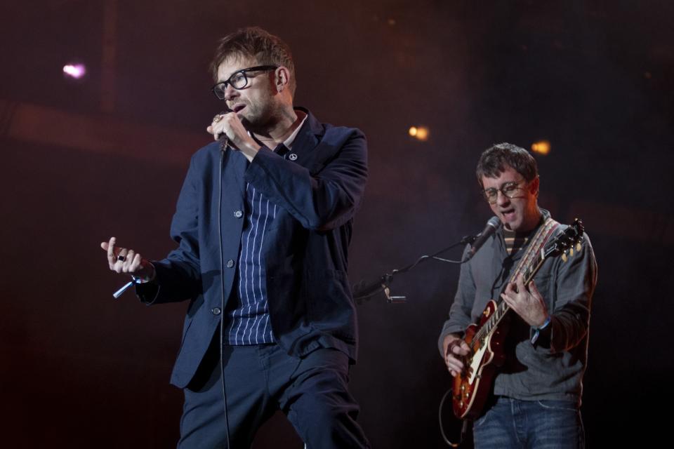 Damon Albarn, izquierda, de la banda de rock británica Blur durante su concierto en el festival Corona Capital en la Ciudad de México, el sábado 19 de noviembre de 2023. (Foto AP/Alejandro Godinez)