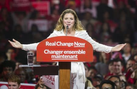 Sophie Gregoire introduces her husband and Liberal leader Justin Trudeau in Brampton, Ontario, Canada October 4, 2015. Canadians will go to the polls for a federal election on October 19. REUTERS/Mark Blinch