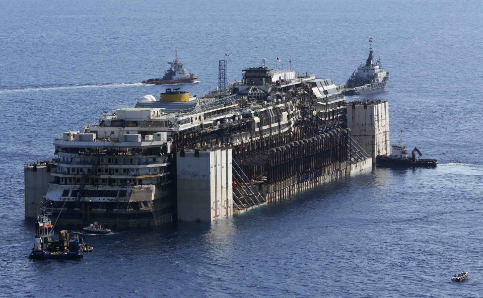 Tugboats move the cruise liner Costa Concordia anticlockwise during the refloat operation maneuvers at Giglio Island July 23, 2014. (REUTERS/ Alessandro Bianchi)