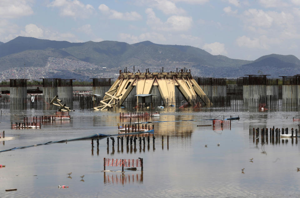 Un lago recupera su sitio y retoma el terreno que le arrebataron para un gran aeropuerto ahora abandonado