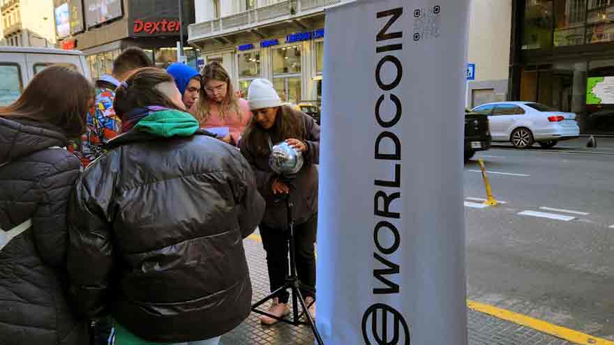 En Buenos Aires pululan los puestos de registro ocular de Worldcoin.