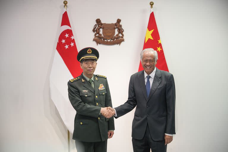 El ministro de Defensa de China, el general Li Shangfu, estrecha la mano a su homólogo de Singapur, Ng Eng Hen, en Singapur, el 1 de junio de 2023. (AP Foto/Vincent Thian)