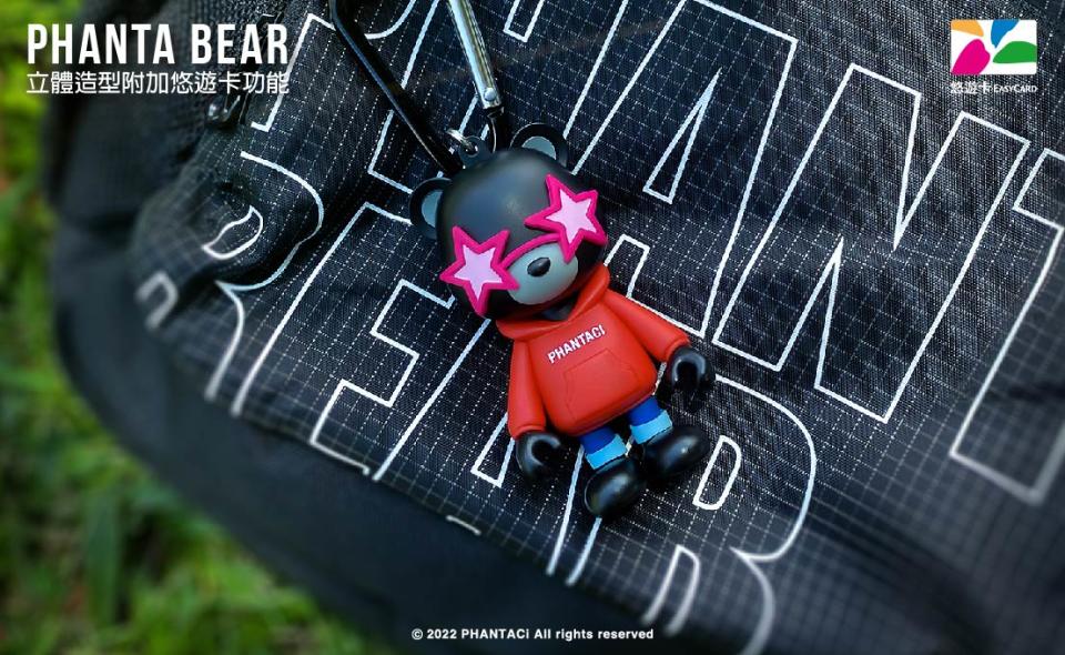 Phanta Bear身著周杰倫經典專輯《范特西》封面搶眼的紅色帽T。（圖／Become true平台提供）
