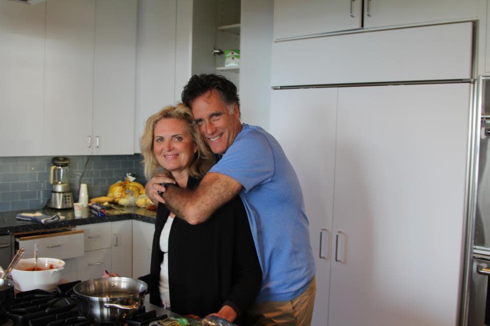 "Espero que todos hayan tenido un gran Día de Acción de Gracias. Hay mucho por lo cual estar agradecido este año", fue la leyenda que el excandidato republicano Mitt Romney, escribió al publicar esta imagen en su perfil de Facebook. Aparece en la cocina de su casa, con su esposa Ann. Facebook/MItt Romney.
