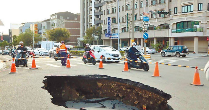 台中市豐原區豐原大道與朝陽橋口，1日疑施工挖破水管，出現恐怖「天坑」，幸無人車跌落。（圖／民眾提供／中國時報陳淑娥台中傳真）