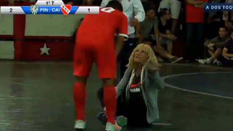 Una señora se sentó en medio de la cancha mientras Independiente y Pinocho disputaban los cuartos de final de la Copa Argentina de futsal.