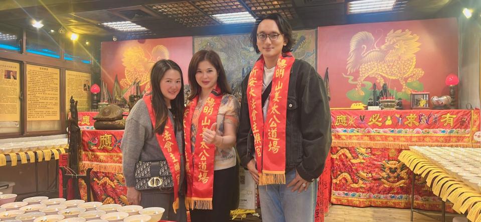 不丹導演巴沃邱寧多傑（右）、賴梵耘（左）夫婦赴道場參加七星燈法會，與道場會長陳桂姍合影。（陽明山姜太公道場提供）