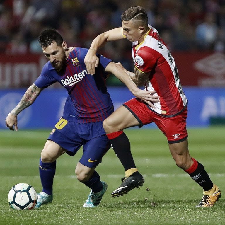 Pablo Maffeo, con la camiseta de Girona, en acción frente a Messi