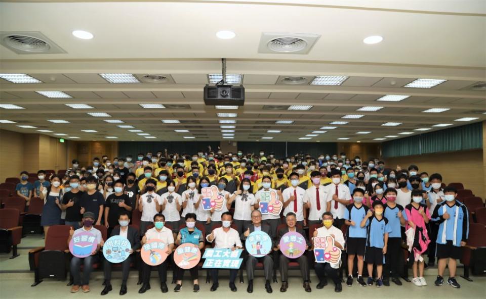 永慶高中光電風雨球場捐贈簽約儀式永慶高中同學見證簽署合約。（記者張翔翻攝）