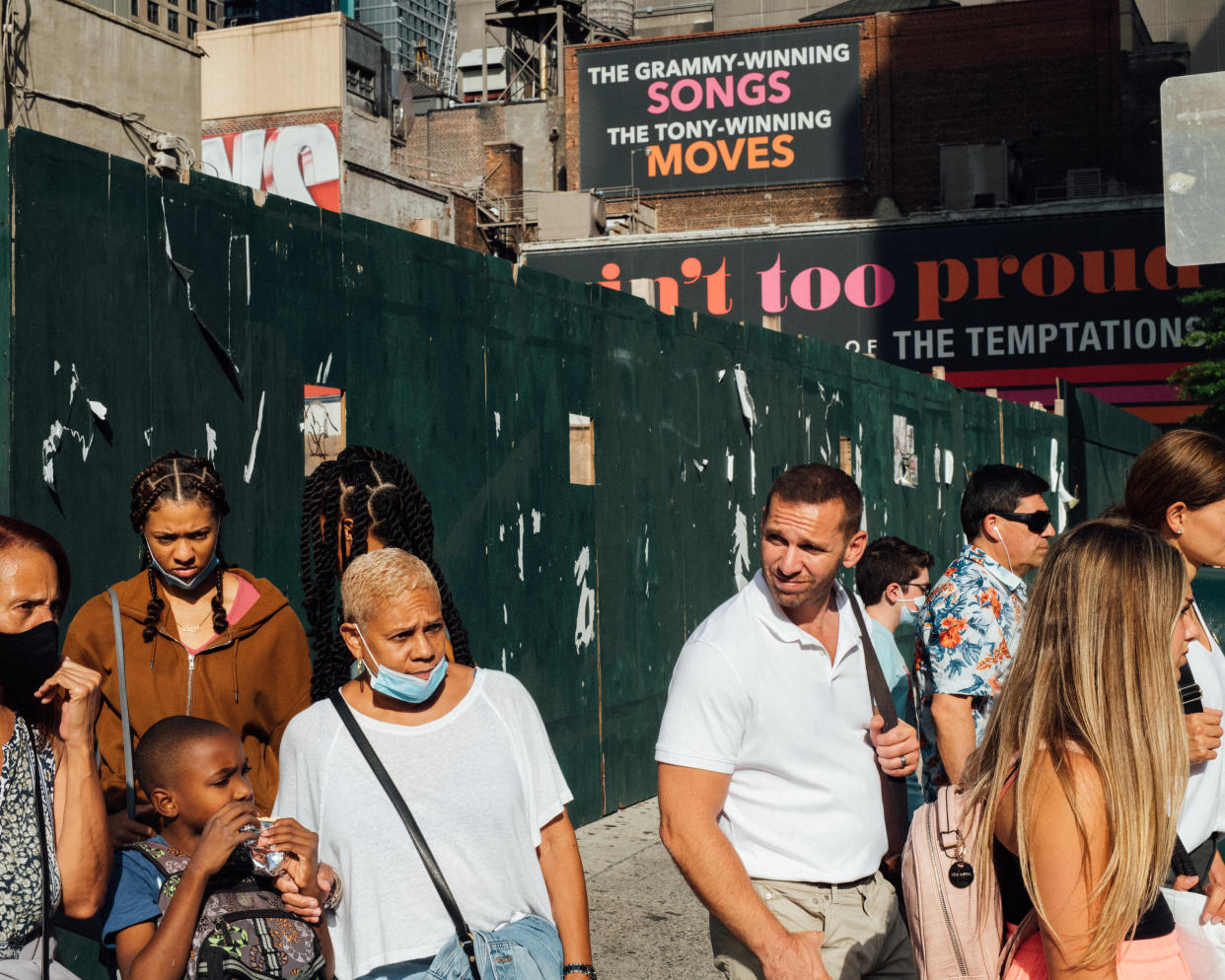 Peatones en el Distrito de los Teatros de Manhattan, el sábado 10 de julio de 2021. (George Etheredge/The New York Times)