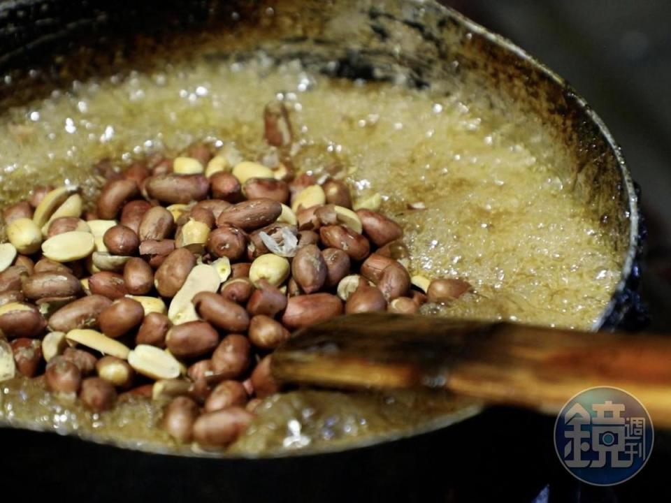 爆米香裡的花生有事先炒過，香氣更足。加進砂糖的麥芽糖膏，也要把水分煮乾，裹在米粒上時，口感更酥脆。