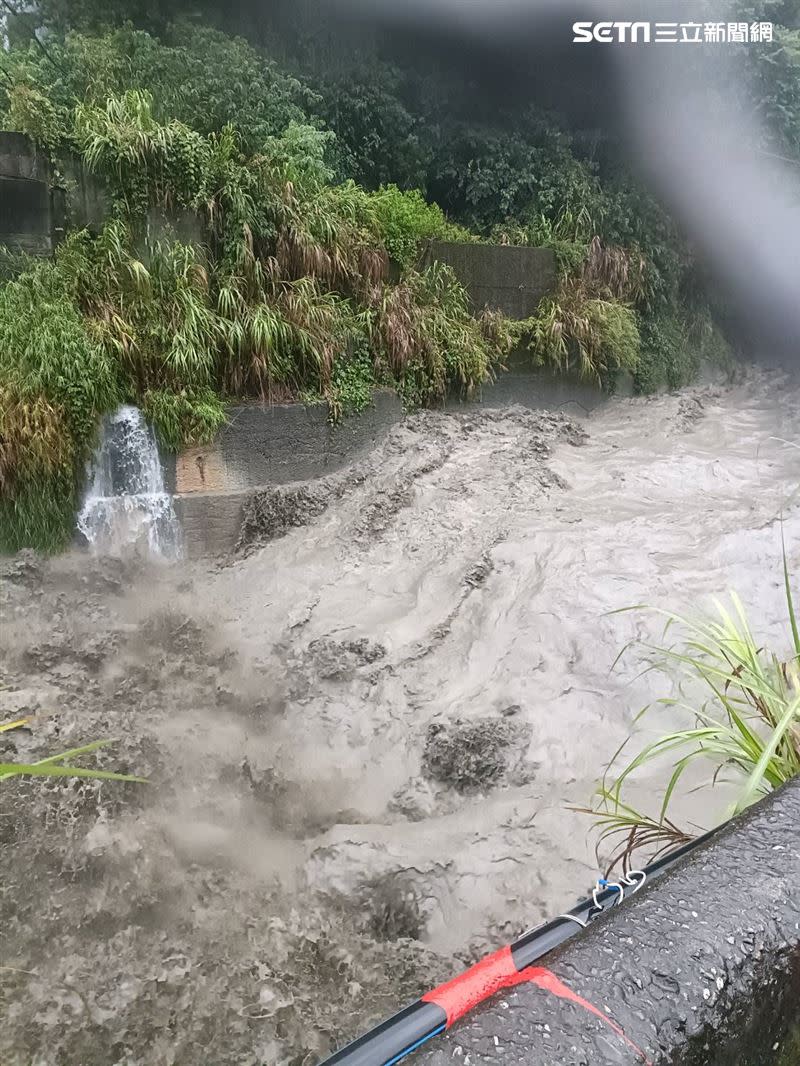 仁愛鄉都達村因豪大雨爆發土石流，2戶民宅3車遭掩埋。(圖／都達村村長提供，翻攝畫面)